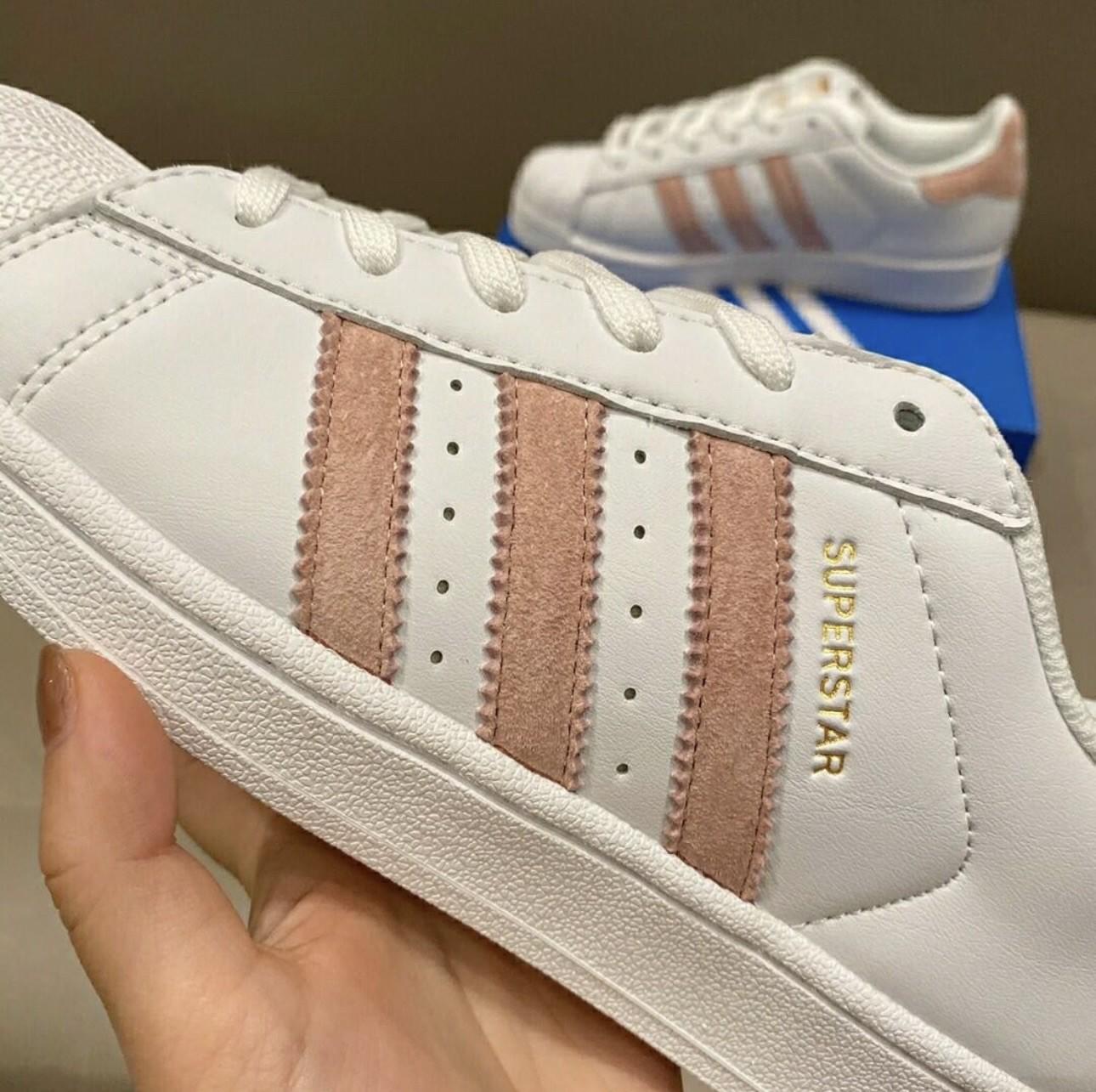 adidas Superstar 贝壳头白粉色麂皮拼接休闲板鞋
